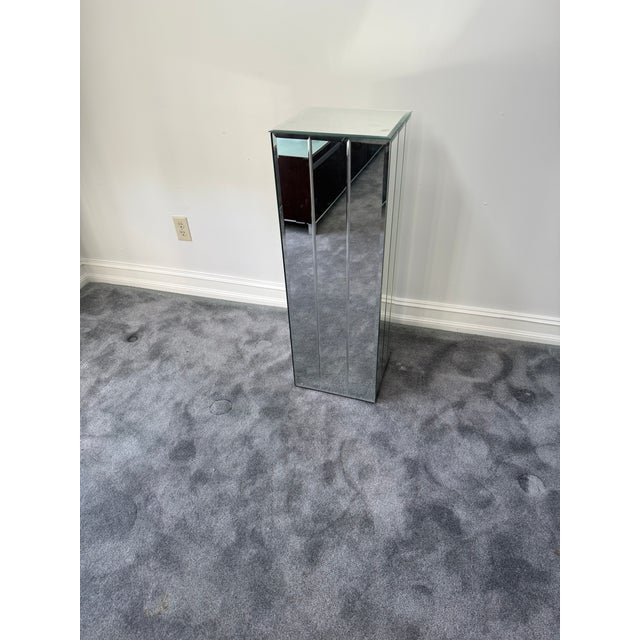 Elegant mirrored pedestal stand