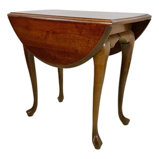 1980s Vintage Traditional English Queen Anne Mahogany Drop Leaf Side Table For Sale