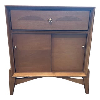 Vintage Heywood‑Wakefield Mahogany Side Table Cabinet – Mid‑Century Storage With Drawer & Sliding Doors For Sale