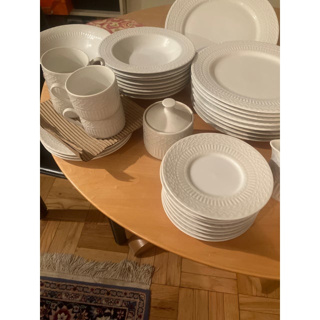 Wicker White cuisinart dishes purchased in Bloomingdales in New York. In the 2000s/. Set of 8 dinner plates., lunch...