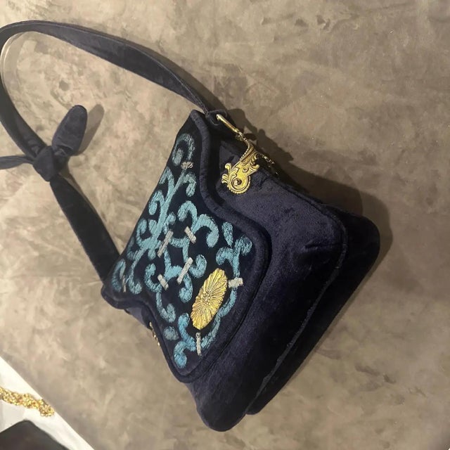 1970s Gorgeous Blue and Turquoise Velvet and Brass Shoulder Bag by Beghé Reation For Sale - Image 10 of 14
