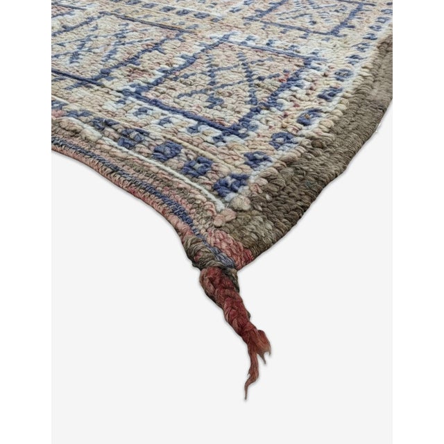 Vintage Faded Beni M’Guild Rug – Handmade Moroccan Wool Rug This beautiful vintage Beni M’Guild rug features a soft faded...