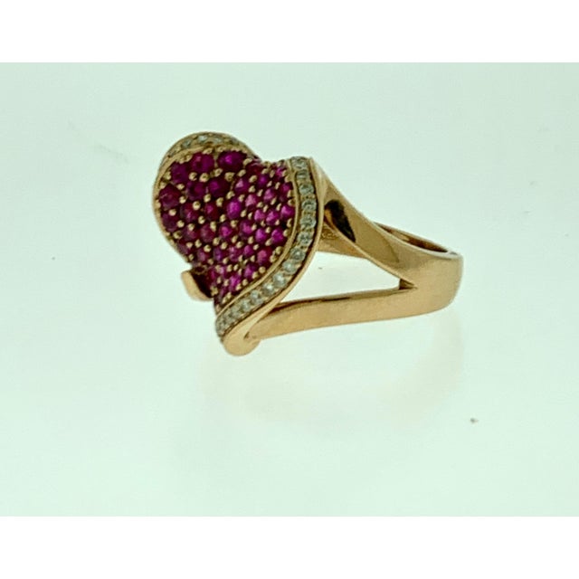 2 Carat Ruby and 0.75 Carat Diamond 18 Karat Rose Gold Heart Shape Ring For Sale - Image 4 of 8