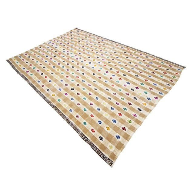 1960s Vintage Embroidered Turkish Kilim Rug- 6′1″ × 8′2″ For Sale - Image 4 of 7