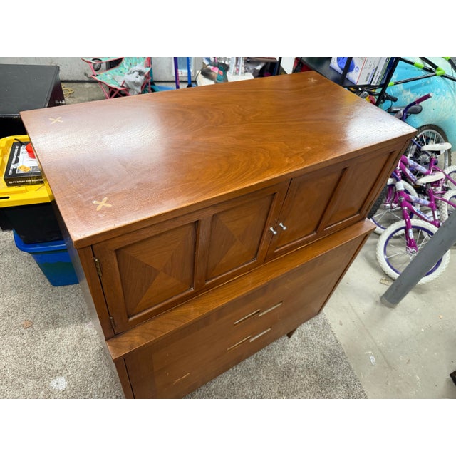 Merton L. Gershun for American of Martinsville Mid-Century Modern Walnut 5 Drawer Dresser For Sale - Image 6 of 7