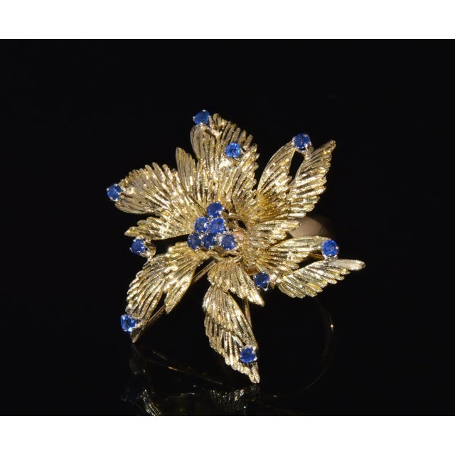 Contemporary Gorgeous Natural 1.10Cts Sapphire 18K 750 Solid Gold Floral Cocktail Ring, size 6.25 For Sale - Image 3 of 10