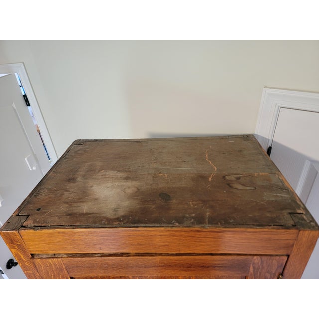 Antique Quarter-Sawn Tiger Oak Arts & Crafts Wardrobe Cabinet c.1905–1915 For Sale - Image 15 of 18