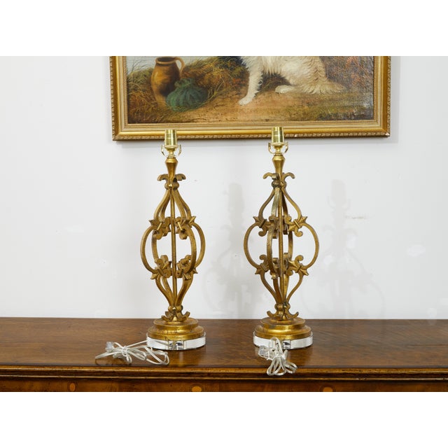 Pair of French Midcentury Gilt Metal Table Lamps with Scrolls and Fleur de Lys For Sale - Image 4 of 8