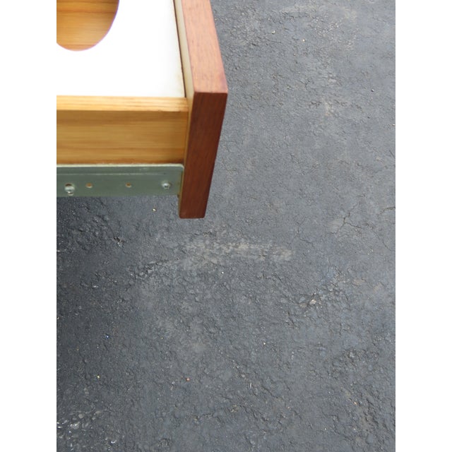 Knoll Two Tones Mid Century Modern Nightstands Bedside Tables a Pair 6597 For Sale - Image 11 of 17