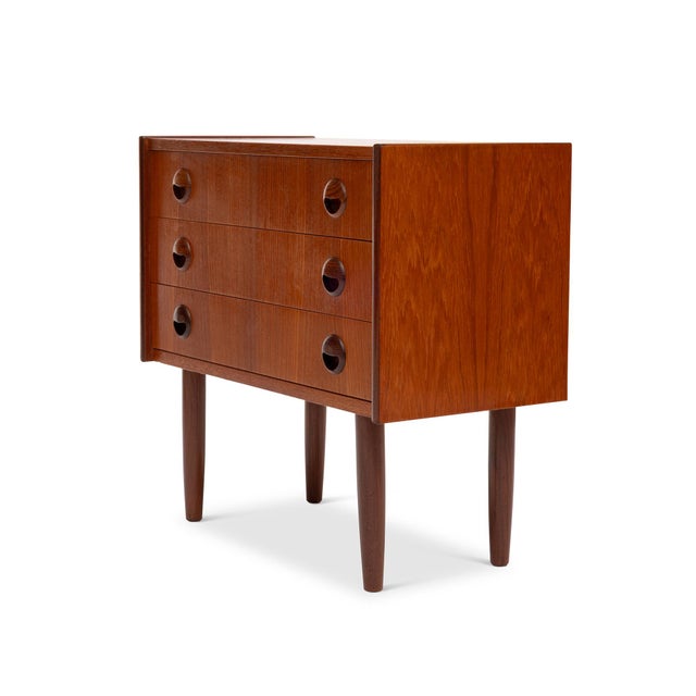 This vintage Danish teak chest is a stunning example of mid-century modern craftsmanship, showcasing the timeless elegance...