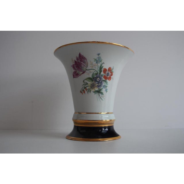 Hand painted vase, with floral pattern Signed Badly applied gold paint on the upper edge (see photo) Beautiful decoration...