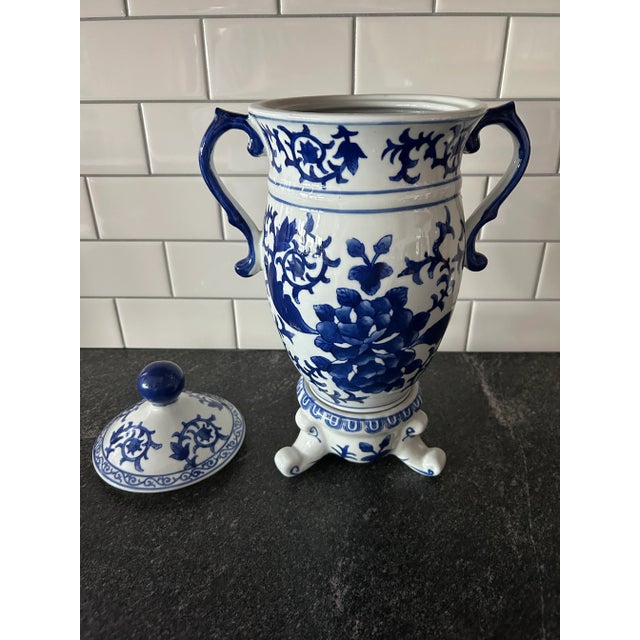 Ceramic Vintage Mid 20th Century Bombay Chinoiserie Blue and White Ceramic Ginger Jar For Sale - Image 7 of 8