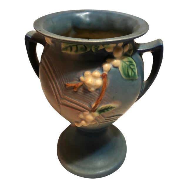 VTG Roseville Pottery Blue Trophy Vase C. 1947 1ur-8 Snowberry Pattern Approximately 8.5” X 6.5” X 5.5” For Sale