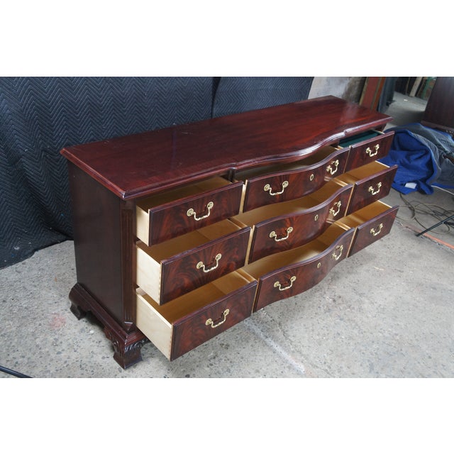 Late 20th Century Thomasville Flame Mahogany Bow Front Dresser W Trifold Mirror & Jewelry Case For Sale - Image 14 of 18