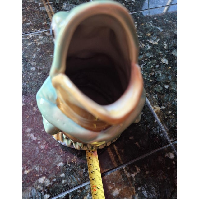 1990s Vintage Wan Jiang Nouveau Majolica Open-Mouth Frog Pitcher – 1990s (Jg) For Sale - Image 5 of 7