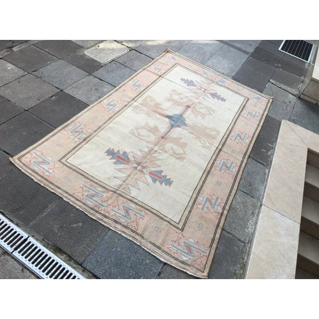 1960s Vintage Oushak Faded Handmade Rug- 4′9″ × 7′10″ For Sale - Image 6 of 11