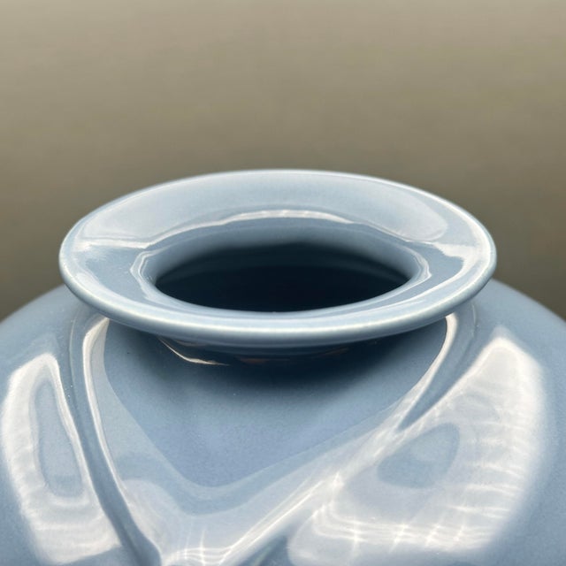 Vintage 1990’s Haeger 4403 Light Blue Ceramic Vase With Ribbon Motif For Sale In New York - Image 6 of 8