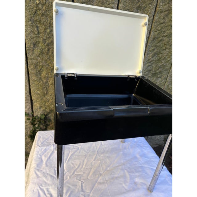 Mod Elba Kidney-Shaped Side Table with Foldable Plastic Top and Chromed Metal Legs For Sale - Image 6 of 16