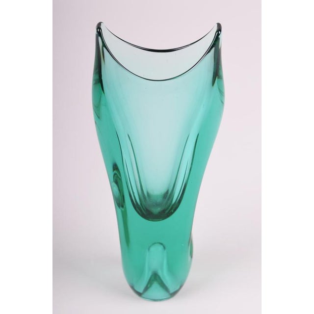 This exclusive glass vase dates back to the turn of the 1950s and 1960s and represents a prime example of the globally...