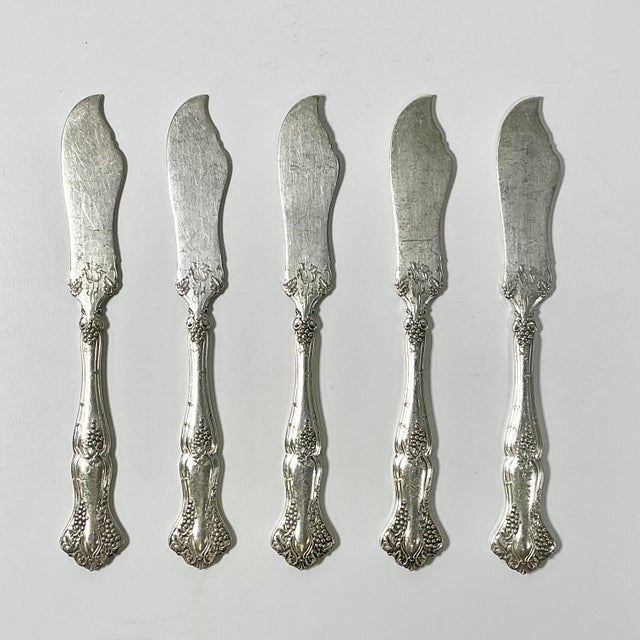 1940s Vintage Hollywood Regency English Chippendale Silverplate Butter Knives- Set of 5. For Sale - Image 4 of 11