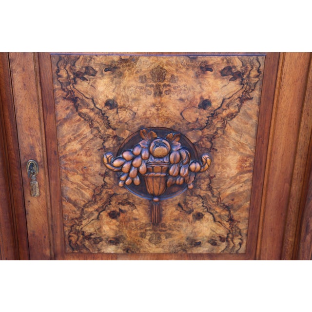 Early 20th Century Antique French Art Deco Buffet Sideboard With Beveled Mirror & Marble Top | Burl Wood Credenza | Early 20th Century For Sale - Image 5 of 18