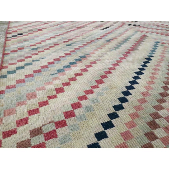 Galerie Shabab Collection Mid-20th Century Handmade Turkish Anatolian Gallery Rug For Sale In New York - Image 6 of 10