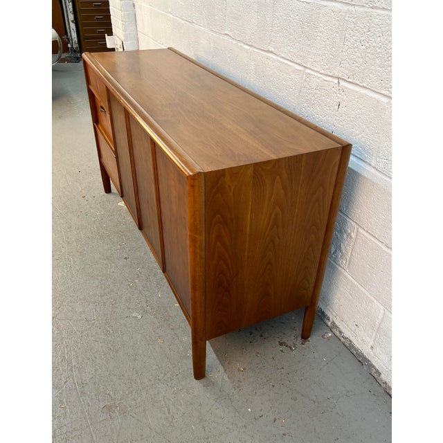 Brown Mid 20th Century Barney Flagg for Drexel Parallel Mid-Century Walnut Credenza For Sale - Image 8 of 16