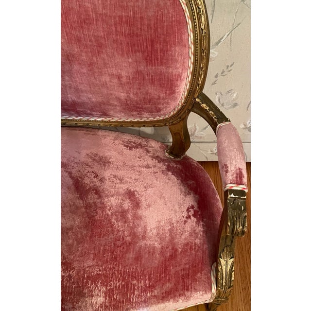 Pink Late 19th Century French Giltwood Settee For Sale - Image 8 of 11