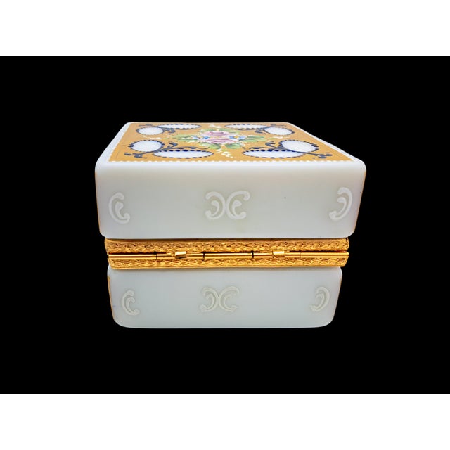 This stunning vintage Murano glass jewelry box is an authentic piece of Venetian glassmaking tradition, featuring an...