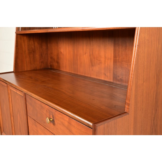 Kipp Stewart for Drexel Declaration Mid-Century Modern Walnut Lighted Breakfront or Bar Cabinet, 1960s For Sale - Image 10 of 18