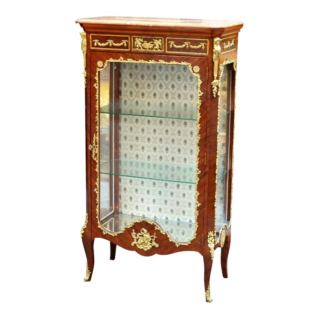 French Louis XV Vitrine Cabinet – Grand Solid Wood Display Case With Gilded Inlay & Glass Shelves For Sale