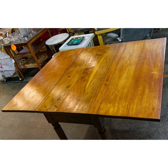 Late 19th Century American Colonial Style Walnut Drop Leaf Dining Table For Sale In Louisville - Image 6 of 8