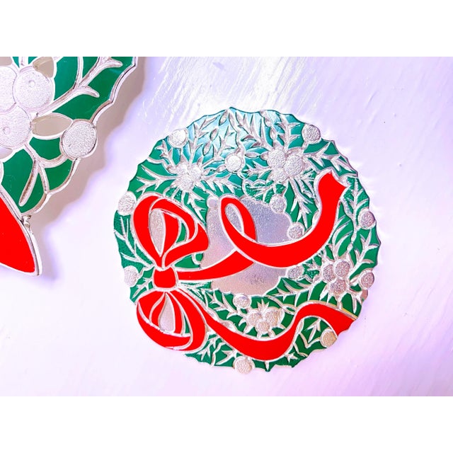 Vintage Christmas Wreath Holly With Red Bow Metal Trivet with four matching unused holiday wreath coasters in original...