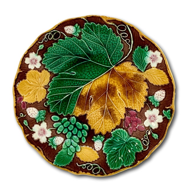 Set of 6 Antique Victorian Wedgwood Vine & Strawberry Majolica Plates With Wall Hanger Brackets Late 19th Century For Sale - Image 11 of 18