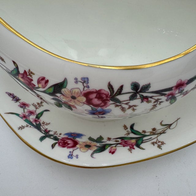Wedgwood 1950s Gravy Boat by Wedgwood in Devon Sprays Bone China Attached Underplate For Sale - Image 4 of 9