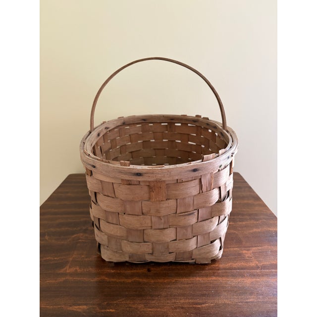 Wood Early 20th Century Split Oak Gathering Basket With Warm Patina For Sale - Image 7 of 9