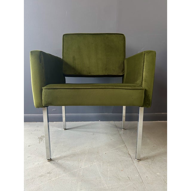 This Mid Century armchair is a timeless piece of furniture, upholstered in luxurious green velvet. With its iconic Knoll...