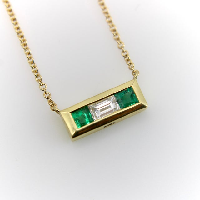 Contemporary 18k Gold Emerald and Diamond Bar Pendant Necklace For Sale - Image 3 of 8