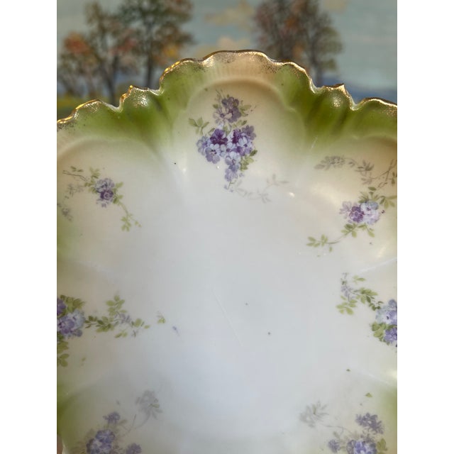 Mid-Century Modern 1970s Hand-Painted Cabinet Plate With Green and Gold Toned Ombre Border and Purple Floral Sprays For Sale - Image 3 of 9