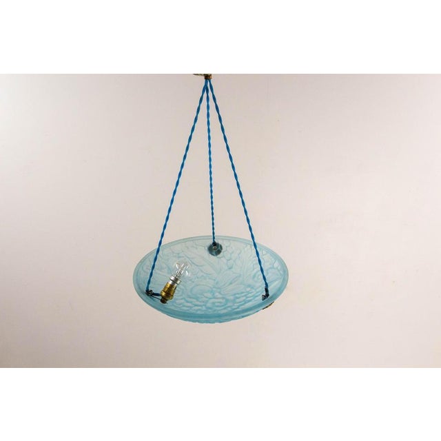 Art Deco chandelier or lustre, French Frozen molded glass and brass Flowers and feathers motifs 1930 Very good condition,...