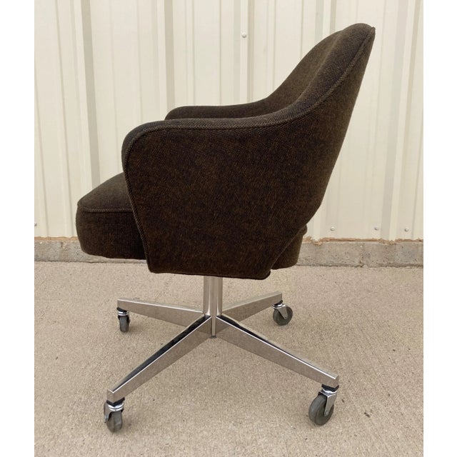 Knoll Saarinen Executive Arm Chairs - Set of 2, by Knoll For Sale - Image 4 of 11