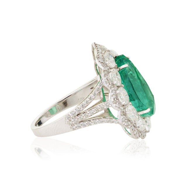 Chic 5.03ct Emerald and 1.99ct Diamond Pear Cocktail Ring in 18k White Gold Size 6 For Sale - Image 9 of 18