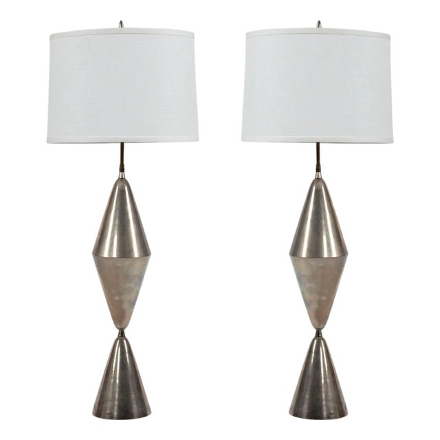 Mid 20th Century Minimalist Glow: Pair of Mid Century Geometric Silver Metal Lamps For Sale