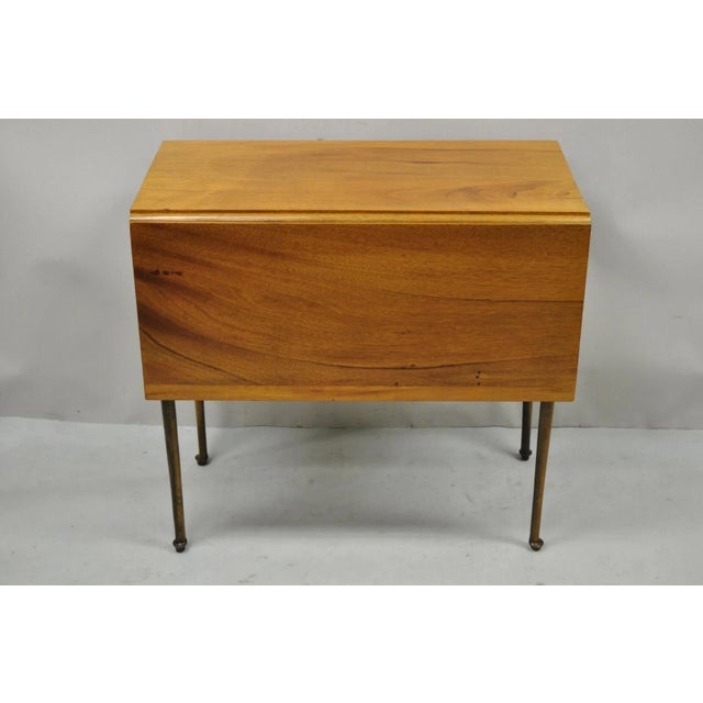 Antique American Colonial Cherry Wood Slender Leg Pembroke Lamp Side End Table. Item features tall slender legs with pad...