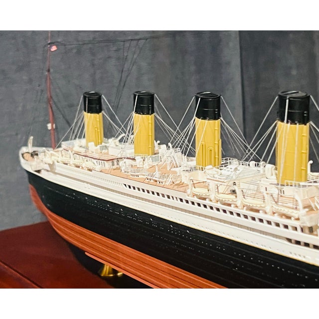 Metal Late 20th Century r.m.s. Titanic Danbury Mint Collector’s Model Ship in Display Case – Museum Quality Detail For Sale - Image 7 of 12