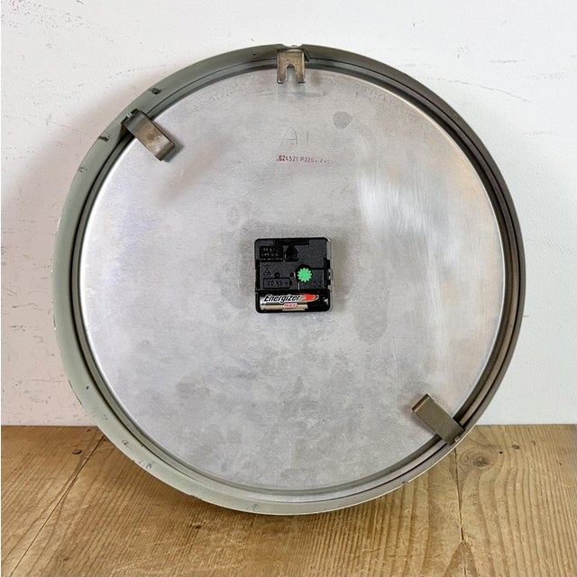 Vintage Industrial Factory Wall Clock from Siemens, 1970s For Sale - Image 17 of 18