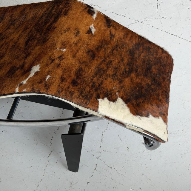 Brown 1970s Lc4 Cowhide Chaise by Le Corbusier, Pierre Jeanneret, and Charlotte Perriand for Cassina For Sale - Image 8 of 12