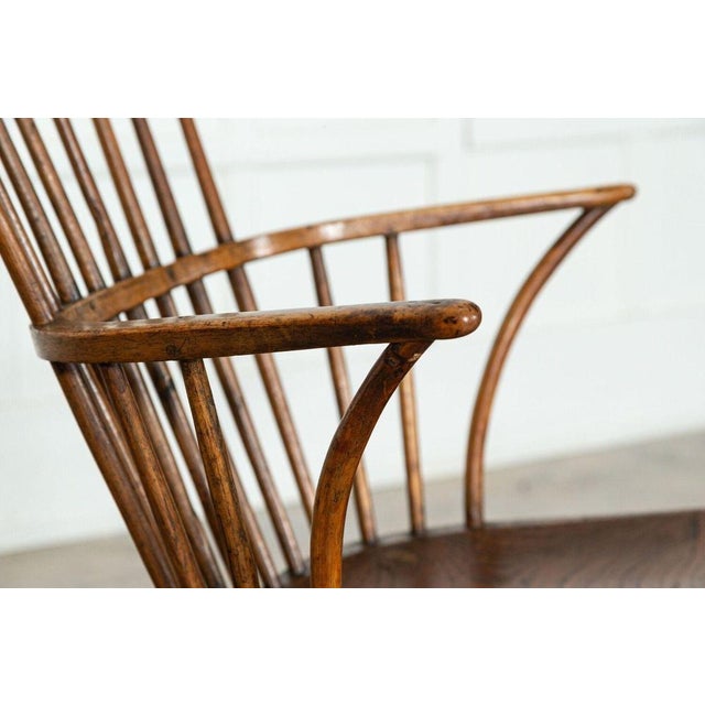 English George III Elm Comb Back Windsor Armchair, 1780s For Sale - Image 4 of 16