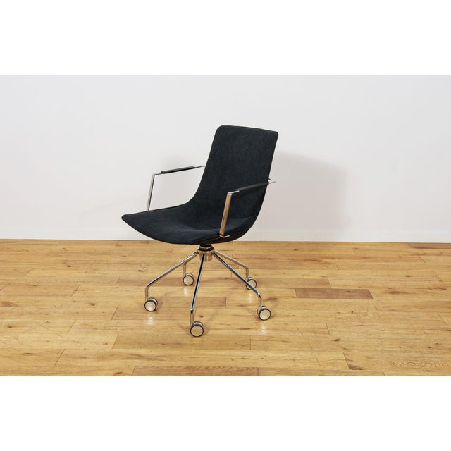 The Comet office chair was designed by Gunilla Allard for the renowned Swedish manufacturer Lammhults in the 1990s. One of...