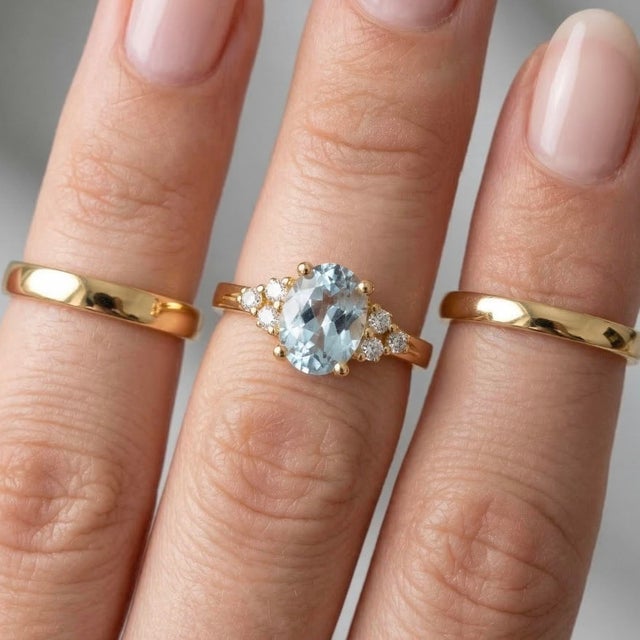 Oval Aquamarine Ring with Diamond Accents – March Birthstone This refined and elegant ring showcases a luminous aquamarine...